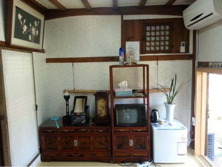 Отель Goseong Choi Pilgan'S Old House Номер фото